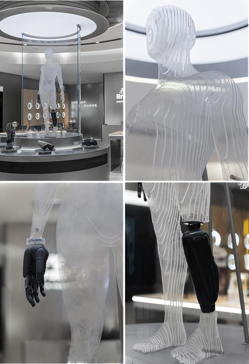 全类产品集合展陈装置通过暖银色金属饰面,展示科技质感的纯净基底